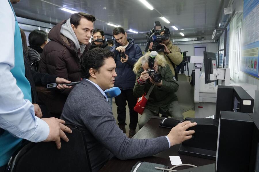 Эти сотрудники первыми выходят на линию, чтобы улицы оставались чистыми и безопасными. Их работа — основа комфортной жизни столицы